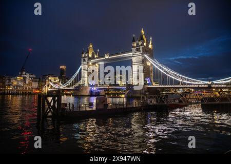 Tower Bridge e The Shard da est, Londra, Inghilterra, Regno Unito Foto Stock