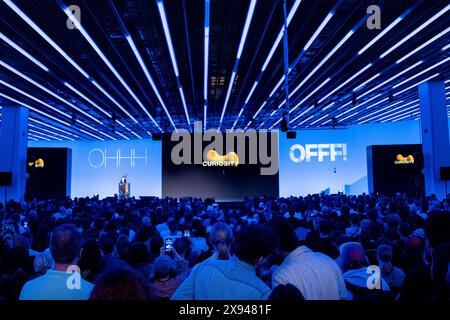 Mike Alderson dell'agenzia ManVSMachine presenta sul palco principale Roots all'OFFF di Barcellona al Disseny Hub Museum of Design di Barcellona, in Spagna, nell'aprile 2024. Figura: Rob Watkins. INFO: La popolare conferenza annuale lanciata nel 2001 è la più grande vetrina al mondo di creatività visiva e design contemporaneo. Attrae designer, artisti, registi e fotografi da tutto il mondo e funge da piattaforma globale per lo scambio creativo e la collaborazione. Foto Stock