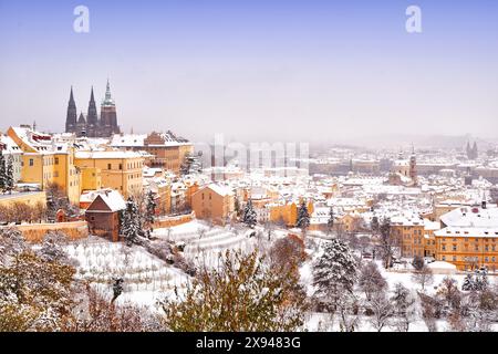 Neve a Praga, rare condizioni invernali fredde. Castello di Praga nella Repubblica Ceca, clima nevoso con alberi. Paesaggio cittadino dalla splendida città. D'inverno Foto Stock