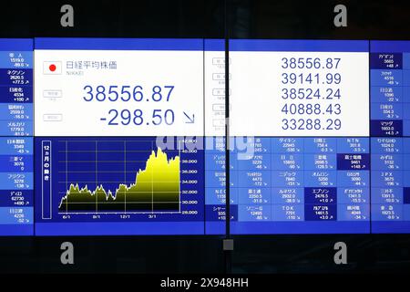 Tokyo, Giappone. 29 maggio 2024. Una borsa elettronica mostra che il mercato giapponese Nikkei Stock Average ha chiuso -298,50 punti in 38556,87 nel centro di Tokyo. (Credit Image: © Rodrigo Reyes Marin/ZUMA Press Wire) SOLO PER USO EDITORIALE! Non per USO commerciale! Foto Stock