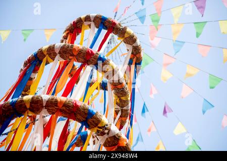 28 maggio 2024, bassa Sassonia, Osnabrück: Una maypole colorata si erge nel centro della città con il sole. La settimana di maggio di Osnabrück attira fino a 850.000 visitatori ogni anno. Foto: Hauke-Christian Dittrich/dpa Foto Stock