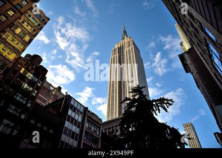 L'Empire State Building è stato visto dalla Fifth Avenue in un Sunny Day - Manhattan, New York City Foto Stock