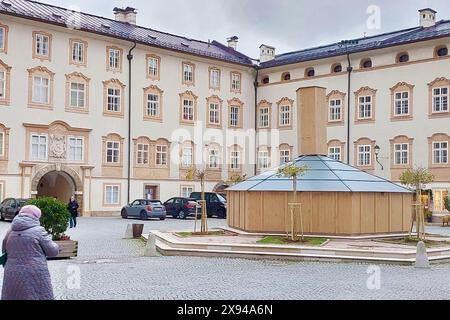 Salisburgo, Austria - 23 dicembre 2023: Cortile dell'abbazia di San Pietro Foto Stock