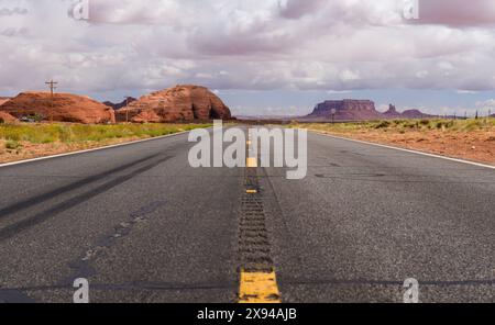 Strada per la Monument Valley. Il cartello del limite di velocità 65 si trova sul lato della strada. Arizona. STATI UNITI. Foto Stock
