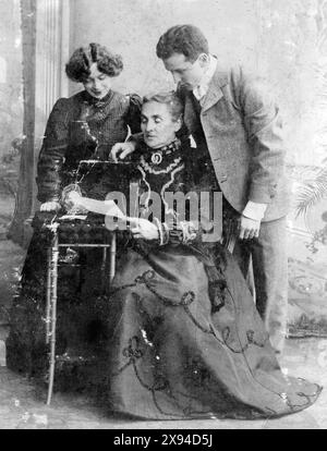 Harry Houdini, con la moglie Beatrice e la madre Cecilia Steiner Weiss, ritratto a figura intera, c 1900 Foto Stock