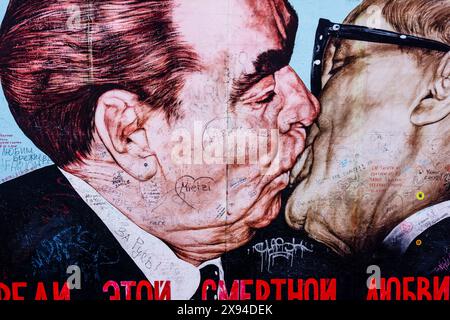 Il bacio dei Fratelli, mio Dio, aiutami a sopravvivere a questo amore mortale, dell'artista russo Dmitri Vrubel, muro di Berlino - Berliner Mauer-, Berlino, Germania Foto Stock