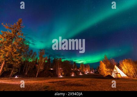 Aurora boreale all'Aurora Village di Yellowknife. Territori del Nord-Ovest, Canada. Foto Stock