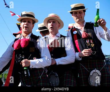 Un gruppo di festeggiatori su un galleggiante nella parata della festa nazionale norvegese 2024 il 17 maggio a Bergen, Norvegia Foto Stock