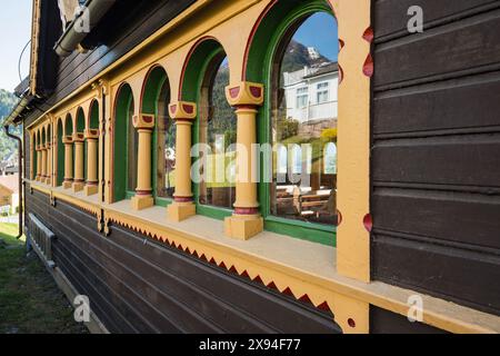 Monumento storico di Sognefjord, una chiesa in legno 'inglese', St Olaf's, Balestrand, Norway i(n ricordo di Margaret Green) ha teste di drago costruite nell'architettura. Foto Stock