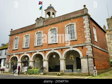 Rye Town Hall, progettato da Andrews Jelfe in stile neoclassico, costruito in mattoni rossi con bendaggi in pietra Portland e completato nel 1743. Foto Stock