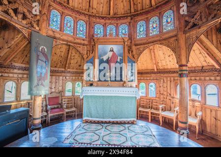 Monumento storico di Sognefjord, una chiesa in legno 'inglese', St Olaf's, Balestrand, Norway i(n ricordo di Margaret Green) ha teste di drago costruite nell'architettura. Foto Stock