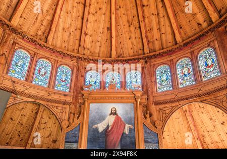 Monumento storico di Sognefjord, una chiesa in legno 'inglese', St Olaf's, Balestrand, Norway i(n ricordo di Margaret Green) ha teste di drago costruite nell'architettura. Foto Stock