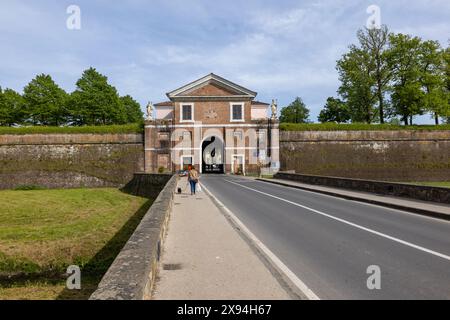 Le storiche mura fuori dal centro della città medievale di Lucca in Toscana, in una giornata di sole con cielo azzurro e splendidi alberi. Foto Stock