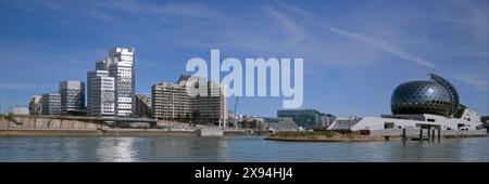 Boulogne-Billancourt, Francia - 06 aprile 2018: Le CityLights (ex Tour du pont de Sèvres) e il Tridente sulla Senna, di fronte, la Senna Foto Stock