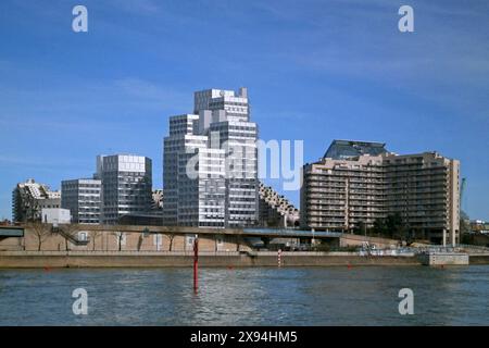 Boulogne-Billancourt, Francia - 06 aprile 2018: Tour du pont de Sèvres e il Tridente sulla Senna. Foto Stock