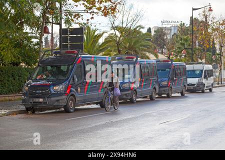 Fez, Marocco - 20 gennaio 2019: Fila di furgoni della "Sûreté Nationale" parcheggiata nel viale Hassan II Foto Stock