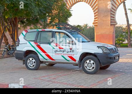 Marrakech, Marocco - 15 gennaio 2018: SUV della Sûreté Nationale parcheggiato in strada vicino a una rotonda. Foto Stock