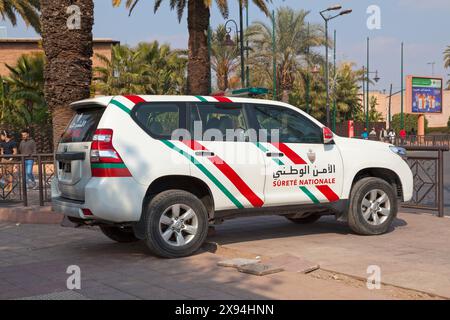 Marrakech, Marocco - 16 gennaio 2018: SUV della Sûreté Nationale parcheggiato in strada vicino a una rotonda. Foto Stock