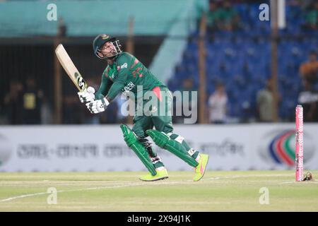 Litton Kumar Das batte durante la seconda partita internazionale T20 contro lo Zimbabwe allo Zahur Ahmed Chowdhury Stadium, Sagorika, Chattogram, Bangladesh, 0 Foto Stock