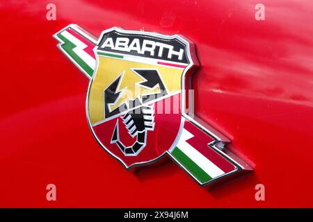 Questo inconfondibile simbolo dello scorpione costituisce l'elemento principale del badge della tuning car Abarth, questo esempio apposto su un'edizione del 124 Spider 70th Anniversary. Foto Stock