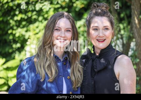 Ruth Gemmell e Hannah Dodd, nel Bridgerton Garden, RHS Chelsea Flower Show, Londra, Regno Unito Foto Stock