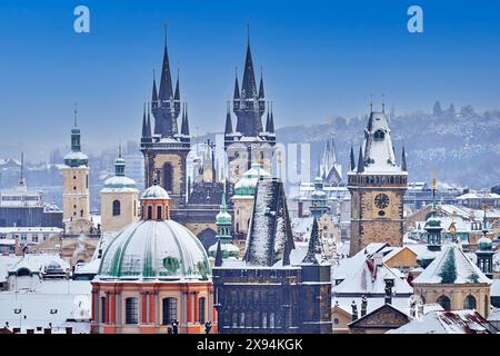 Neve a Praga, rare condizioni invernali fredde. Castello di Praga nella Repubblica Ceca, clima nevoso con alberi. Paesaggio cittadino dalla splendida città. D'inverno Foto Stock