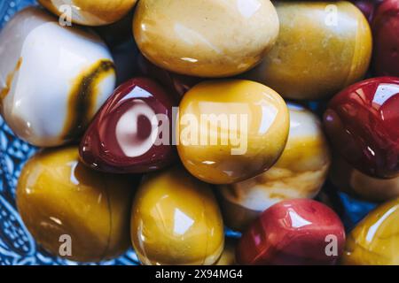 Pietre semi-preziose gialle e rosse mokaite jasper Foto Stock