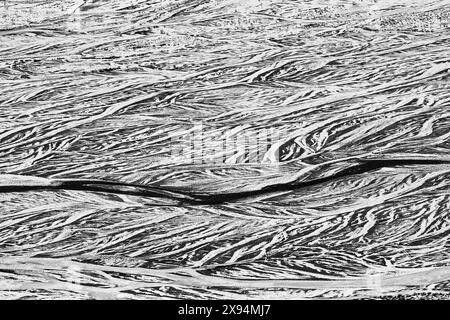 Fiume Spiti Valley in India. Catena montuosa dell'Himalaya, vista aerea sul fiume, India. Asia montagna Himalaya, paesaggio invernale con collina rocciosa a neve ra Foto Stock