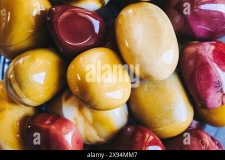 Pietre semi-preziose gialle e rosse mokaite jasper Foto Stock