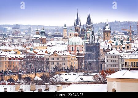 Neve a Praga, rare condizioni invernali fredde. Castello di Praga nella Repubblica Ceca, clima nevoso con alberi. Paesaggio cittadino dalla splendida città. D'inverno Foto Stock