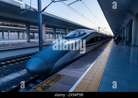 Treno ad alta velocità nella gigantesca stazione ferroviaria di Quanzhou, Fujian, Cina, Asia Foto Stock