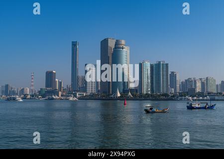 Skyline di Xiamen dall'insediamento internazionale di Kulangsu, Xiamen, Fujian, Cina, Asia Foto Stock