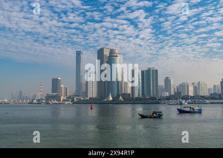 Skyline di Xiamen dall'insediamento internazionale di Kulangsu, Xiamen, Fujian, Cina, Asia Foto Stock