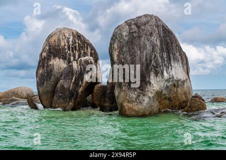 Rocce di granito che sporgono dall'oceano, Belitung Island al largo della costa di Sumatra, Indonesia, Sud-est asiatico, Asia Foto Stock