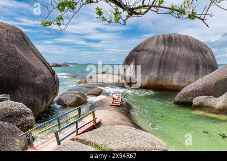 Enormi rocce granitiche sulla spiaggia di Tanjung Kelayang, l'isola di Belitung al largo della costa di Sumatra, Indonesia, Sud-est asiatico, Asia Foto Stock