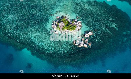 Aerea di rocce nel mare, isola di Lengkuas, isola di Belitung al largo della costa di Sumatra, Indonesia, Sud-est asiatico, Asia Foto Stock