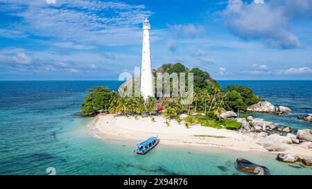 Antenna aerea di Lengkuas (Isola del faro della Vecchia Indie), isola di Belitung al largo della costa di Sumatra, Indonesia, Sud-est asiatico, Asia Foto Stock