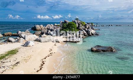 Antenna aerea di Lengkuas (Isola del faro della Vecchia Indie), isola di Belitung al largo della costa di Sumatra, Indonesia, Sud-est asiatico, Asia Foto Stock