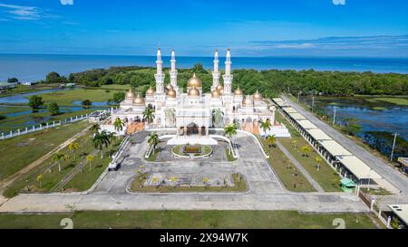 Aerea del sultano Hassanal Bolkiah Masjid, Cotabato City, Bangsamoro Autonoma nel Mindanao musulmano, Filippine, Sud-est asiatico, Asia Foto Stock