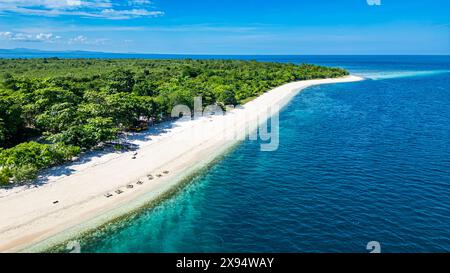 Aerea di una spiaggia di sabbia bianca nell'isola di grande Santa Cruz, Zamboanga, Mindanao, Filippine, Sud-est asiatico, Asia Foto Stock