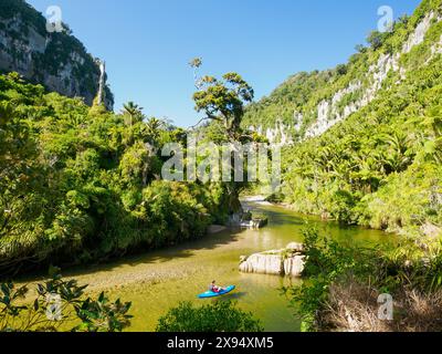 Kayak sul fiume Pororari, costa occidentale, Isola del Sud, nuova Zelanda, Pacifico Foto Stock