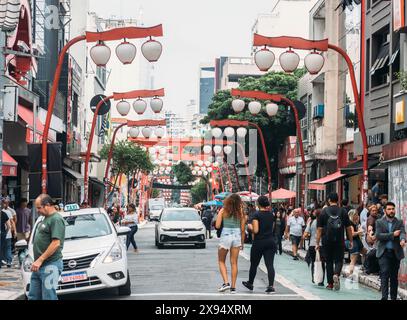 Vista della strada principale nel quartiere di Liberdade, sede di gran parte della comunità giapponese del Brasile, Sao Paulo, Brasile e Sud America Foto Stock