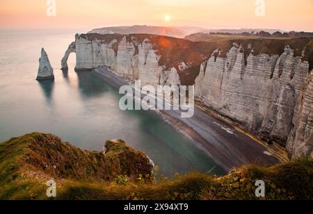 Falaise d'Aval, le famose scogliere bianche del villaggio di Etretat, Normandia, Francia, Europa Foto Stock