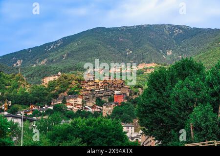 Case collinari circondate dalla vegetazione verde delle montagne dei Pirenei nella capitale, Andorra la Vella, Andorra, Europa Foto Stock