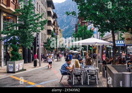 Edifici con negozi e affollati nella capitale, Andorra la Vella, Andorra, Pirenei, Europa Foto Stock