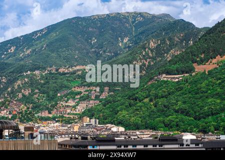 Case collinari circondate dalla vegetazione verde delle montagne dei Pirenei nella capitale, Andorra la Vella, Andorra, Europa Foto Stock