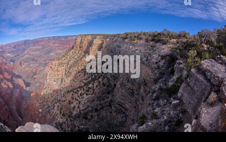 Vista delle scogliere dell'Abisso che si affacciano lungo Hermit Road, con Mohave Point in lontananza a sinistra del centro, Grand Canyon, Arizona, Stati Uniti Foto Stock