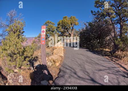 Il Greenway Trail pavimentato che corre tra Hermits Rest e Pima Point al Grand Canyon, Arizona, Stati Uniti d'America, Nord America Foto Stock