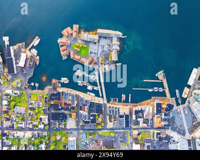 Vista aerea del centro di Svolvaer, un famoso villaggio di pescatori nelle isole Lofoten, Nordland, Norvegia, Scandinavia, Europa Foto Stock