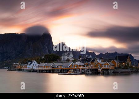 Una lunga esposizione per catturare la calda luce del tramonto a Sakrisoy, durante una giornata autunnale, Reine, Moskenesoya, Isole Lofoten, Nordland, Norvegia Foto Stock